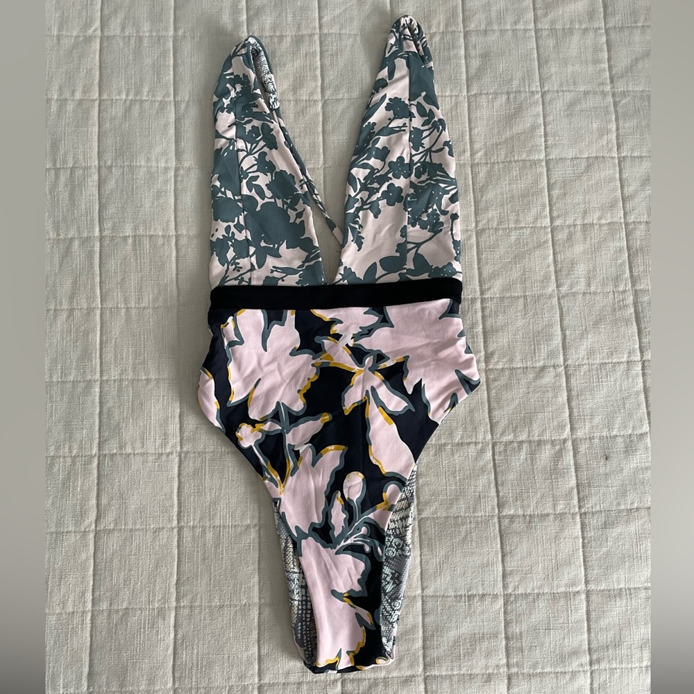 Maaji Plunging Reversible V-Neck Cheeky One Piece, Sz M, Perfect Condition